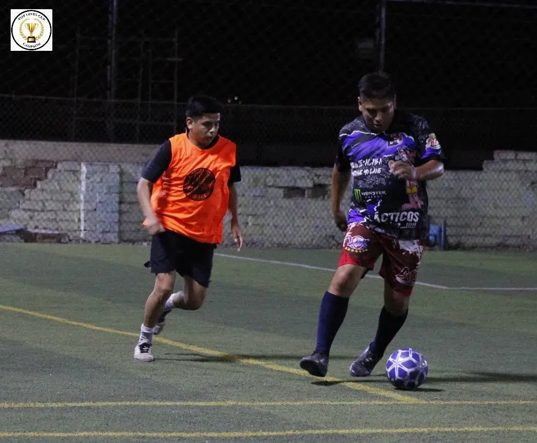 Jugador conduciendo el balón durante el campeonato