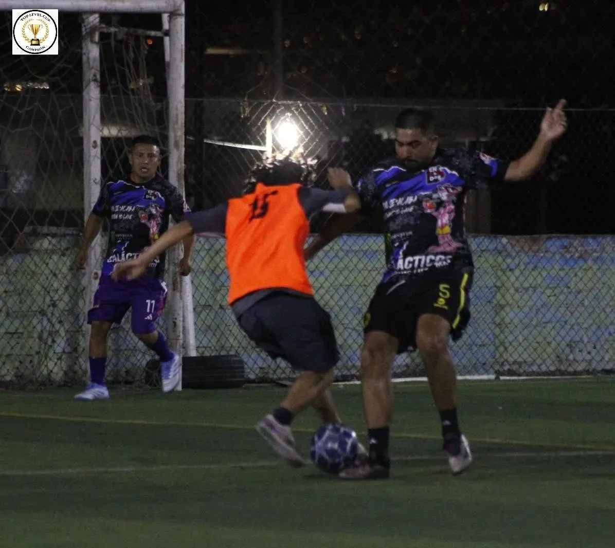 Duelo por el balón cerca del arco