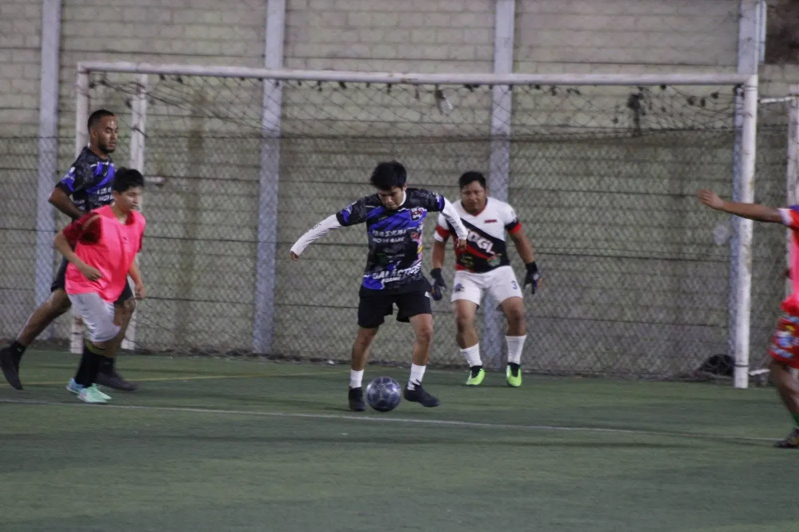 Disputa de balón durante una jornada competitiva