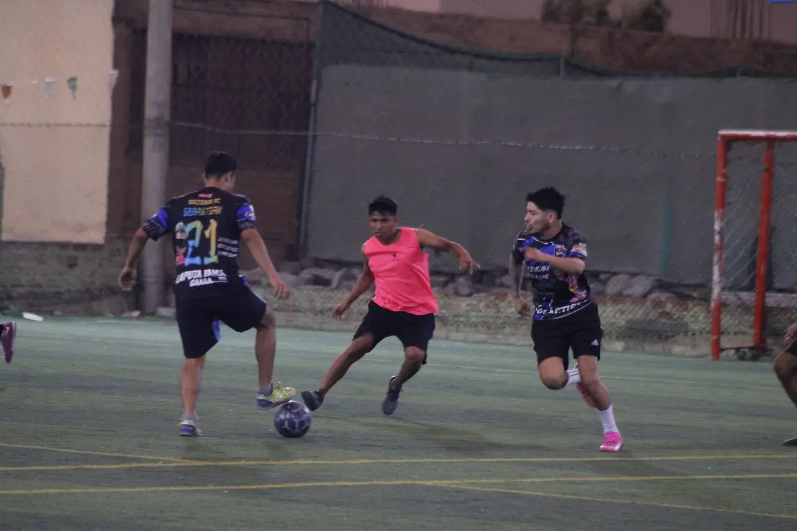 Jugadores disputando el balón durante un partido de campeonato