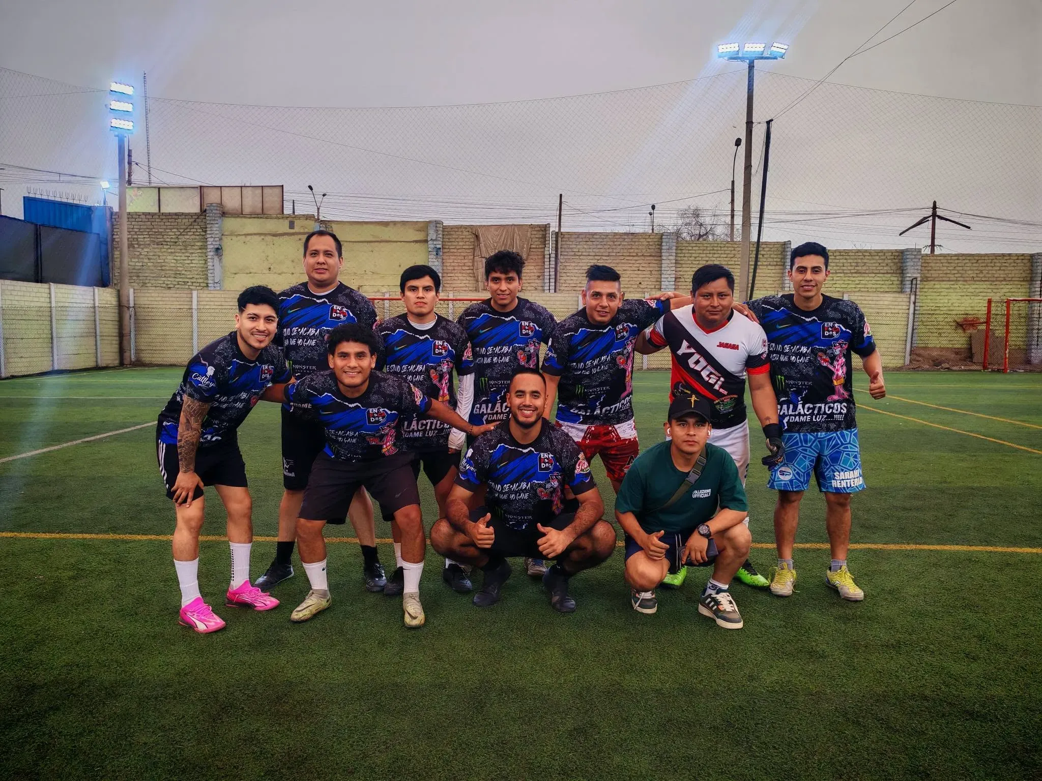 Equipo reunido después de participar en un campeonato