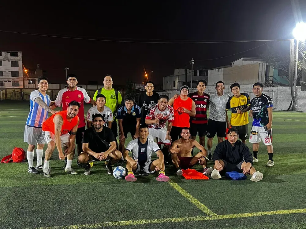Participantes de una pichanga reunidos en la cancha