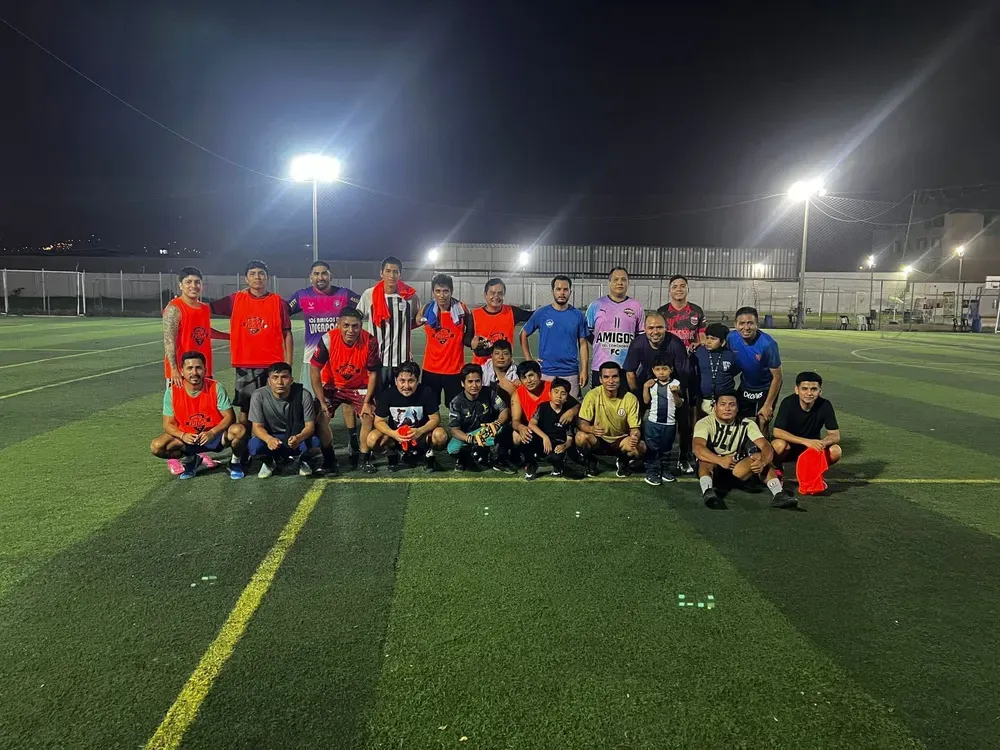 Comunidad de jugadores reunida después de compartir fútbol