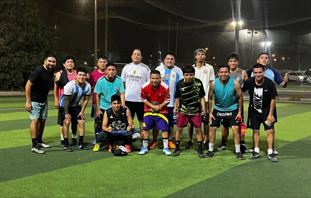 Grupo de amigos posando después de una jornada deportiva