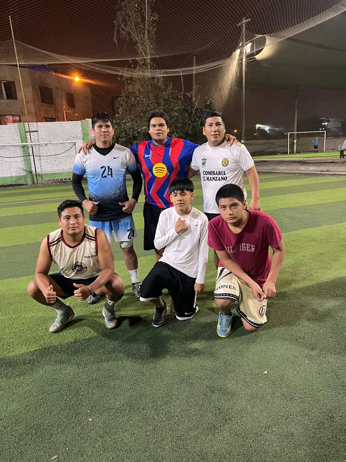 Grupo de jugadores reunido en una cancha de fútbol de Lima Norte