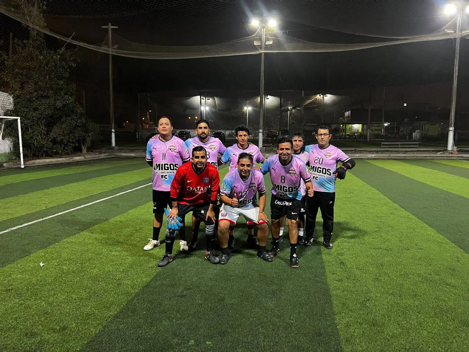 Jugadores posando juntos al finalizar una jornada de fútbol
