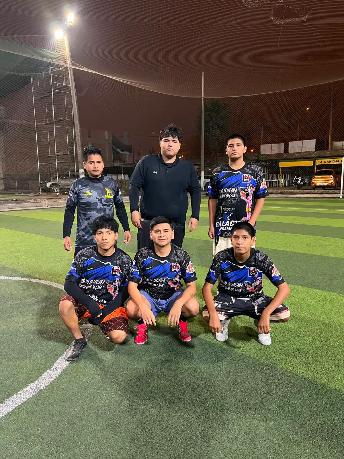 Equipo de amigos posando junto al arco después de una pichanga