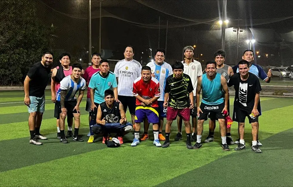 Grupo de amigos posando después de una jornada deportiva