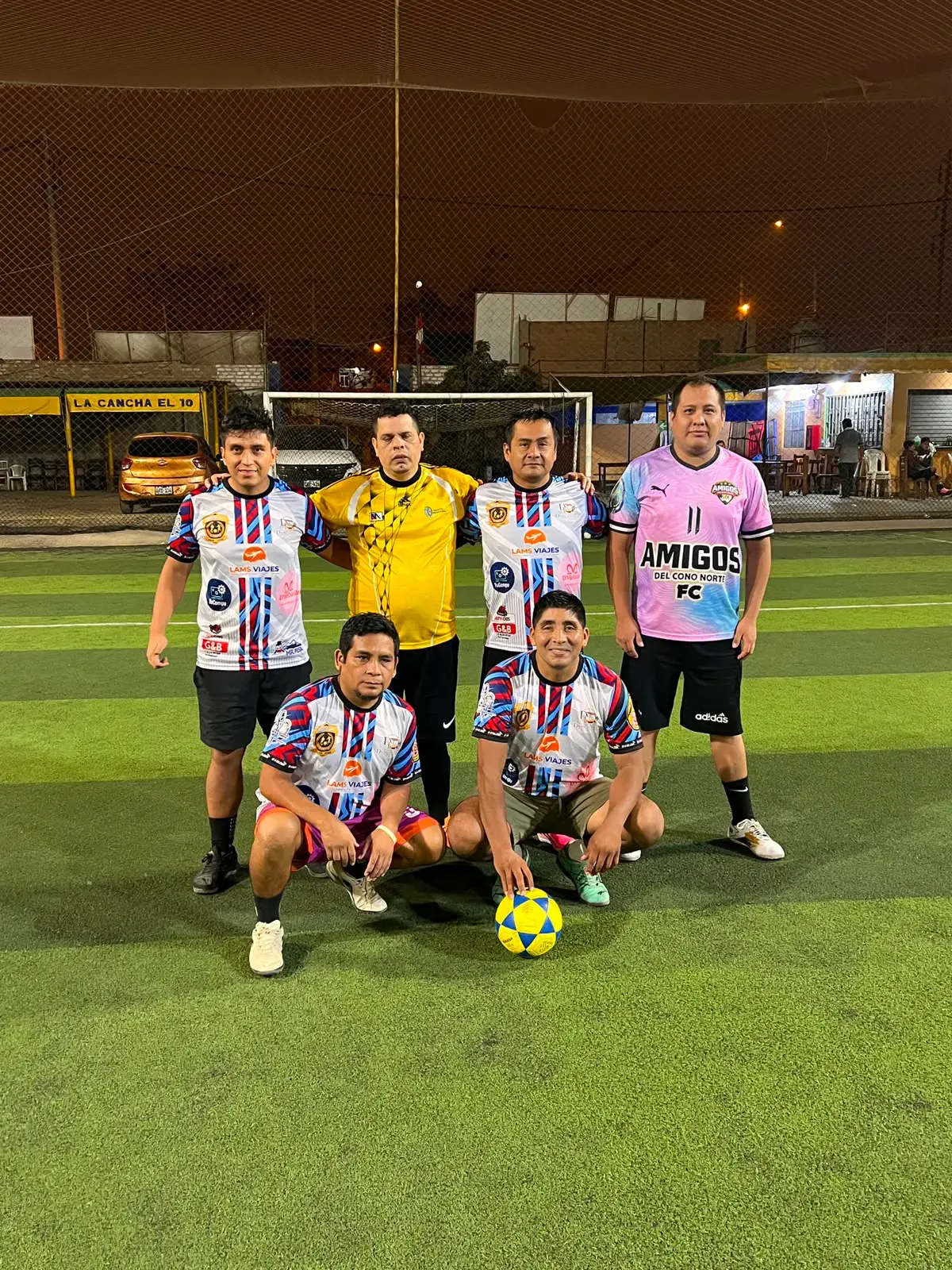Integrantes del grupo reunidos después de jugar fútbol
