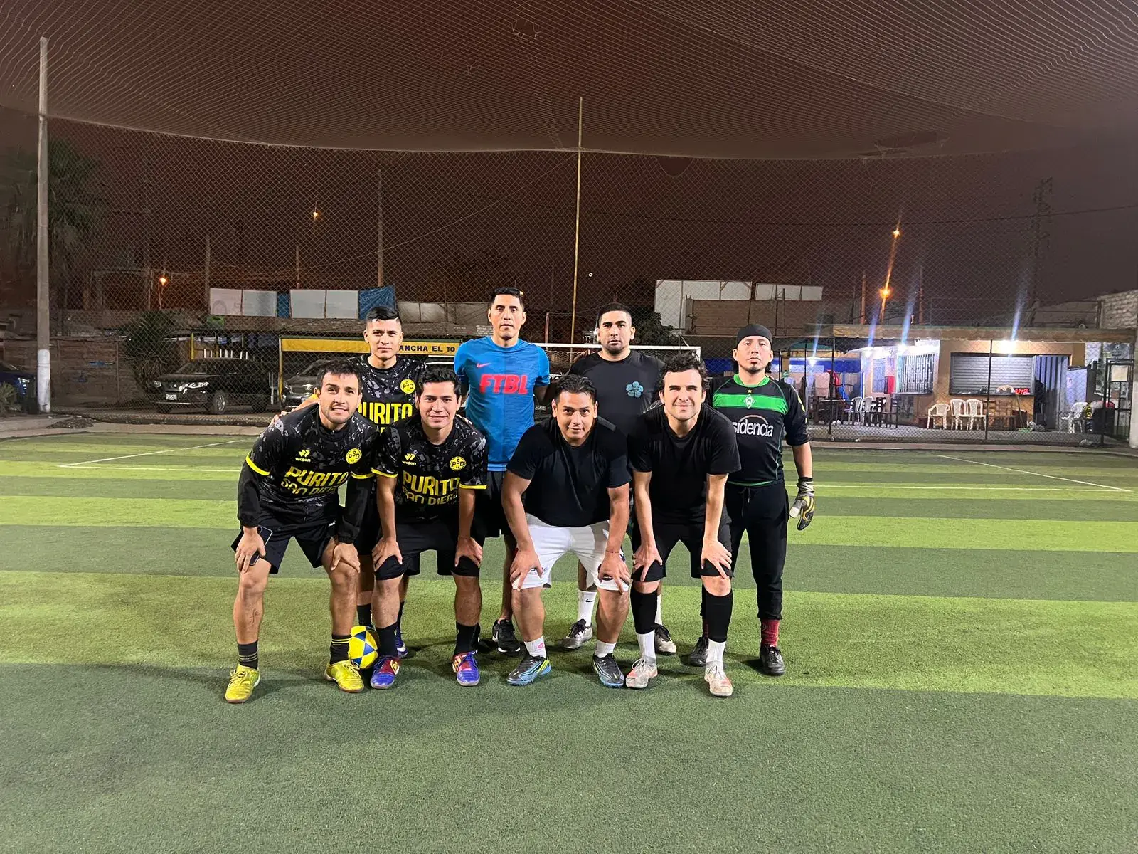 Plantel de amigos reunido para una pichanga nocturna